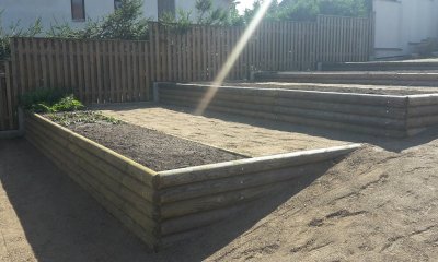 Terasování svahu pomocí impregnovaných smrkových profilů