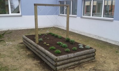 Zvýšený záhon s vedením pro pnoucí rostliny